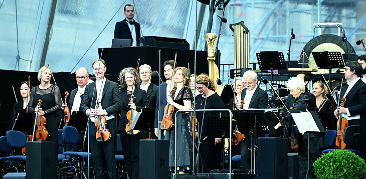 Am Sonntag, den 13. Juli 2025, traten die Münchner Philharmoniker mit ihrem designierten Chefdirigenten Lahav Shani auf.  Die Stargast-Solistin des Abends ist die weltbekannte georgische Geigerin Lisa Batiashvili  (Foto: Ingrid Grossmann)